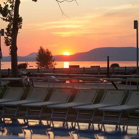 Modern Apartment With Lake View Balatonlelle Exterior photo